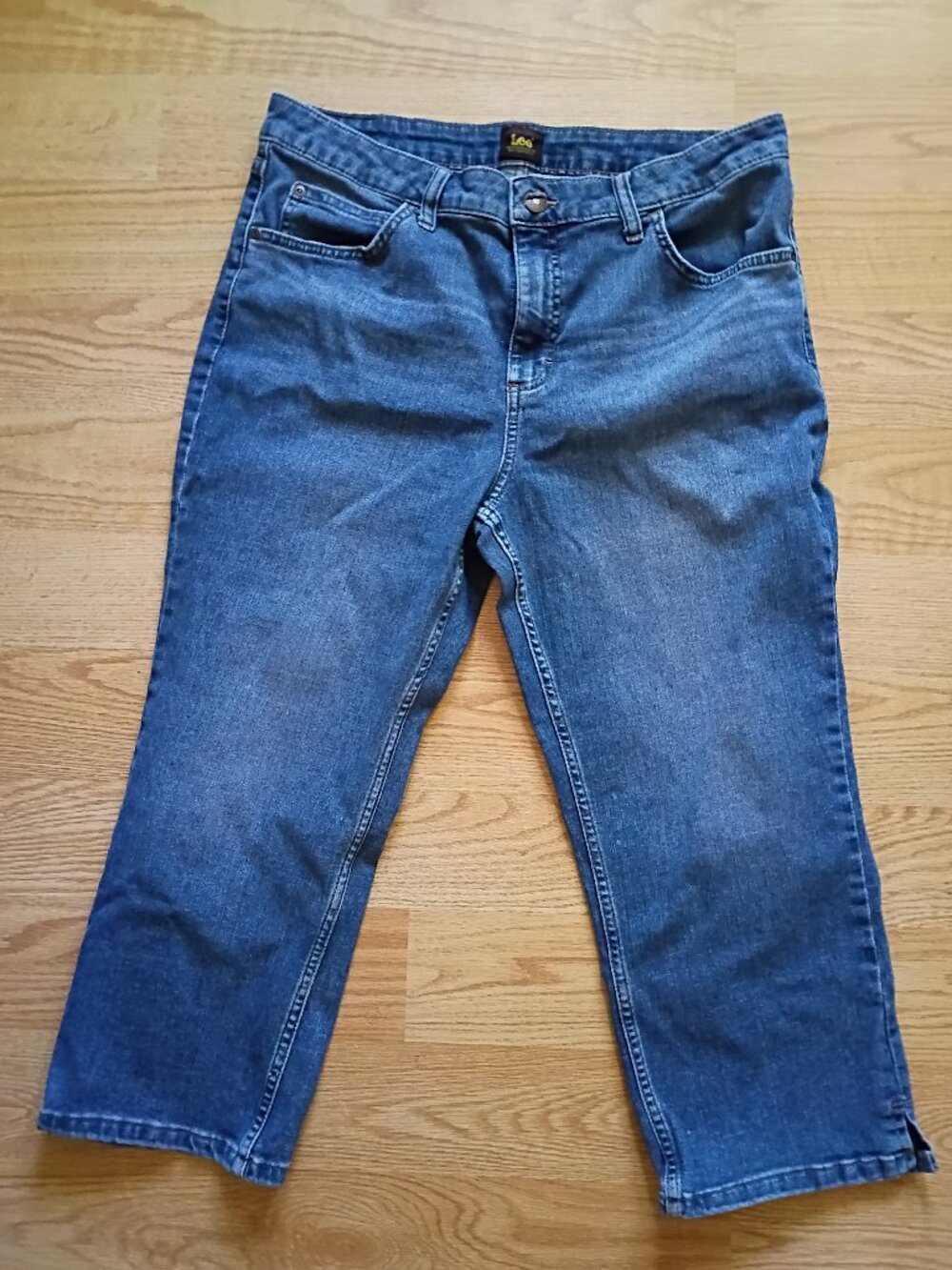 Lee Women's Size 14 Medium Wash Stretch Denim Cropped Capri Jeans Side Slit